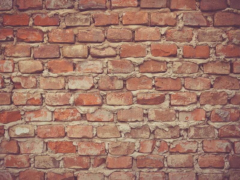英超联赛比赛场景，曼联与利物浦球员在绿茵场上激烈拼抢，红色与红色球衣碰撞